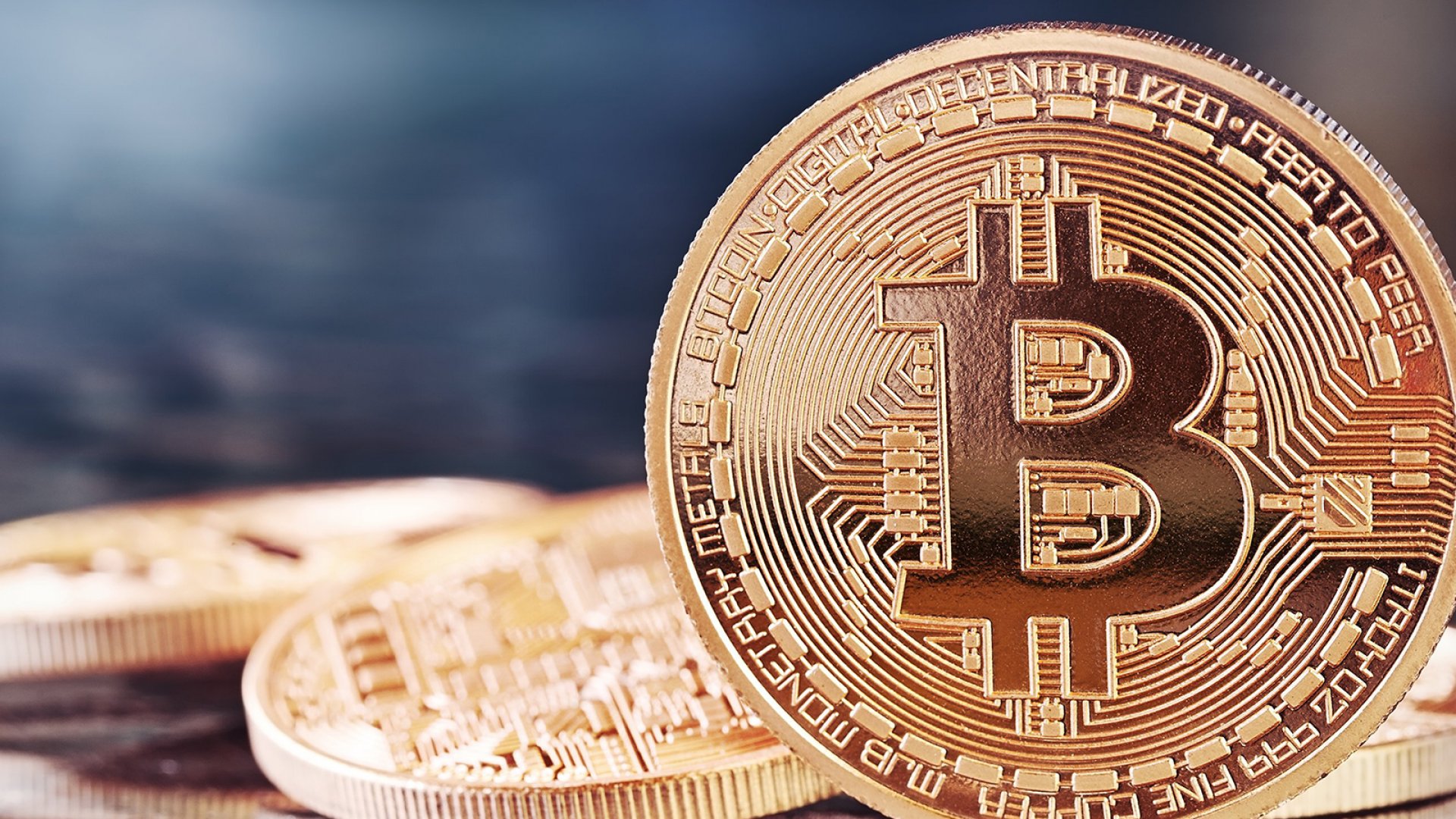 Điểm khác biệt chính giữa coin và token là coin chính là tài sản gốc của blockchain